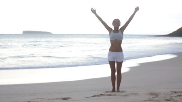 Γυναίκα απολαμβάνει την ελευθερία στην παραλία — Αρχείο Βίντεο