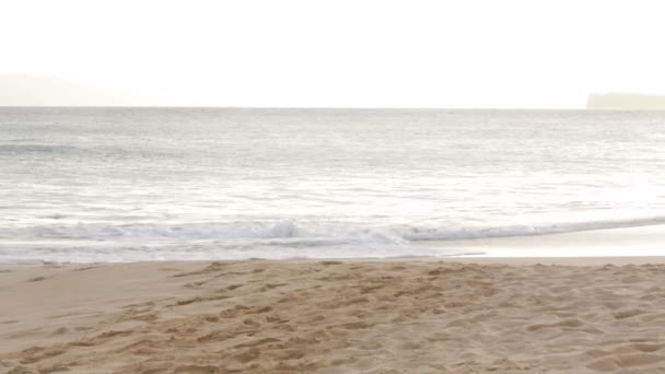 Correndo mulher correndo correndo na praia — Vídeo de Stock