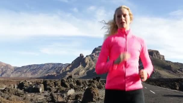 Mulher correndo na estrada da montanha — Vídeo de Stock