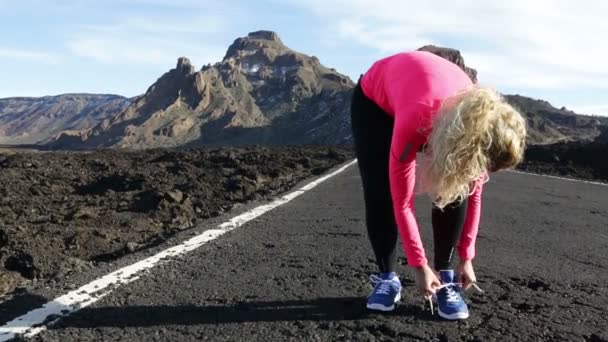 Corredor mulher amarrando tênis de corrida — Vídeo de Stock