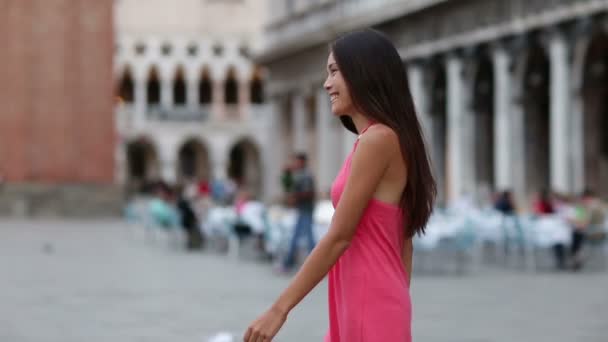 Mujer en vestido rosa — Vídeos de Stock