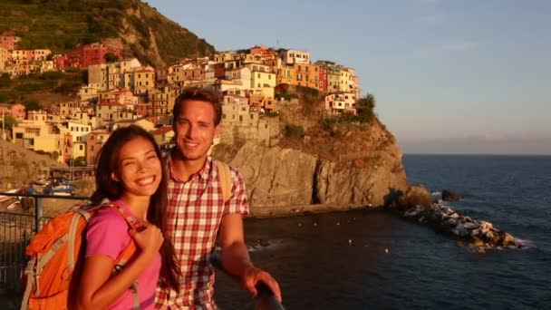 Caminhadas casal retrato ao pôr do sol — Vídeo de Stock