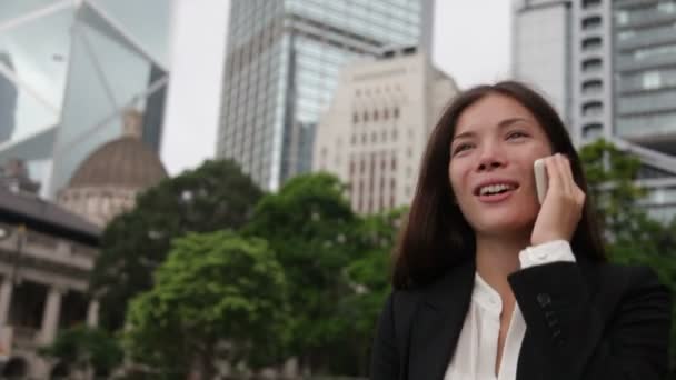 Femme d'affaires avec smartphone — Video