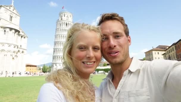 Casal apaixonado por viagens em Pisa — Vídeo de Stock