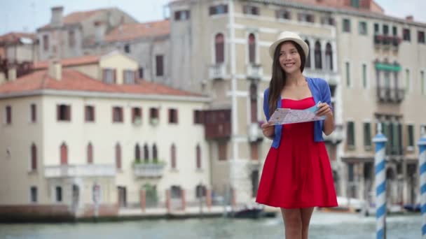 Mujer con mapa en Venecia — Vídeo de stock