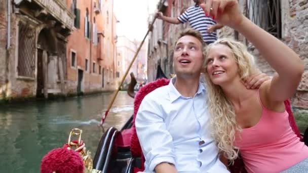 Couple de voyage en gondole bateau — Video