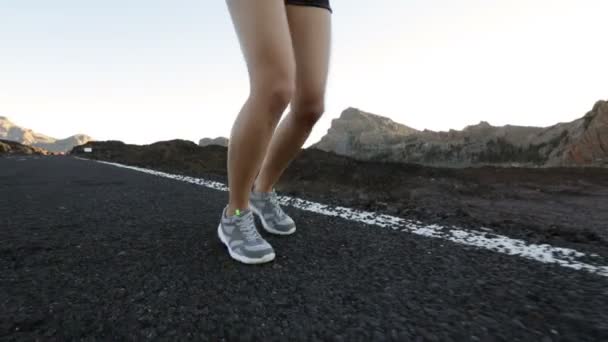 Mulher correndo na estrada — Vídeo de Stock