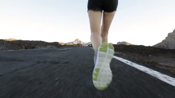 Mujer corriendo en la carretera — Vídeos de Stock