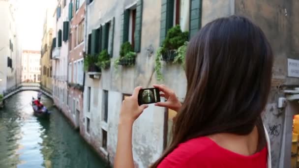 Mujer tomando fotos — Vídeo de stock