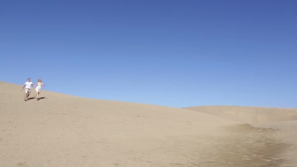 Couple walking in desert — Stock Video