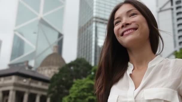 Бизнесвумен, гуляющая по Гонконгу — стоковое видео