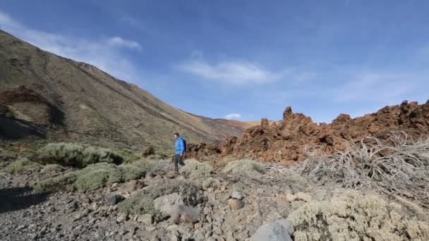 Randonnée homme regardant autour — Video