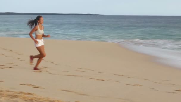 Correndo mulher na praia — Vídeo de Stock