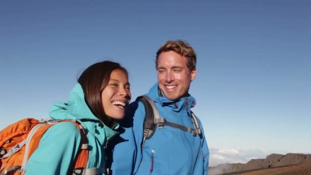 Pareja mirando volcanes de montaña — Vídeos de Stock