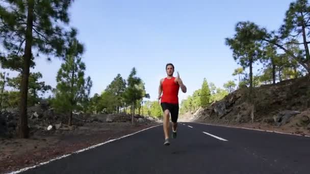 Hombre corriendo rápido en el camino — Vídeo de stock