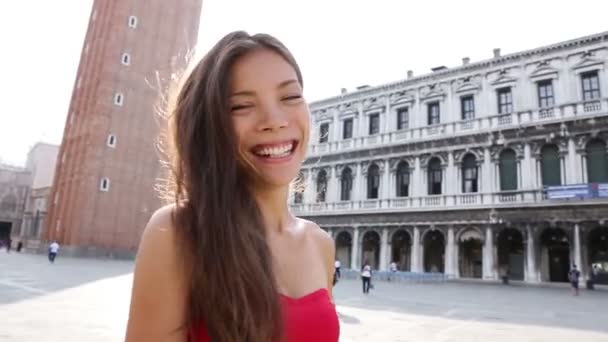 Mulher andando em vestido vermelho — Vídeo de Stock