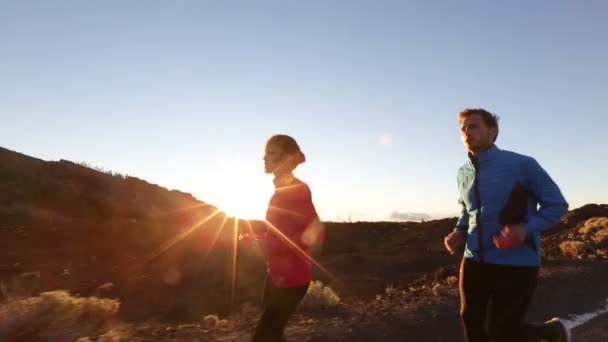 Corredores deportivos corriendo al atardecer — Vídeos de Stock