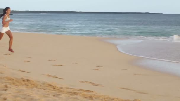 Mujer corriendo en la playa — Vídeo de stock