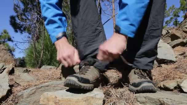 Homme attachant des bottes de randonnée — Video