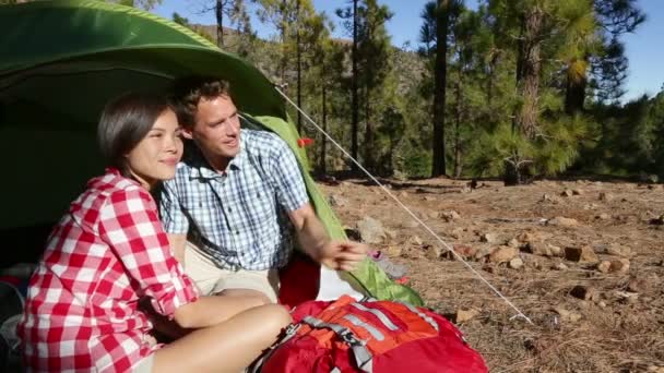 Pareja en tienda apuntando en el bosque — Vídeos de Stock