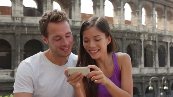 Casal usando smartphone — Vídeo de Stock