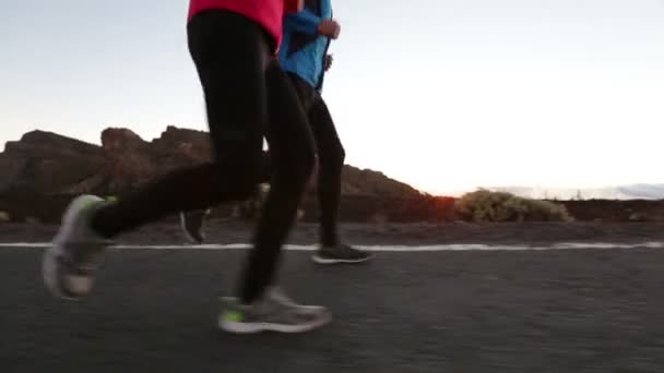 Atleten die zijn opleiding samen bij zonsondergang — Stockvideo