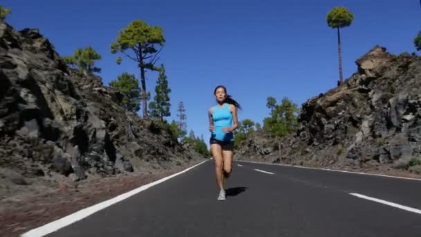 Mujer corriendo en la carretera — Vídeo de stock