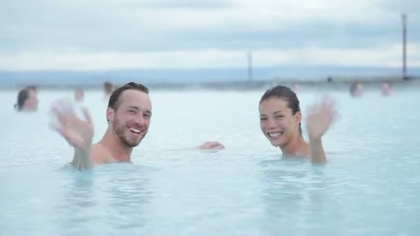 Pareja relajante en piscina caliente en Islandia . — Vídeos de Stock