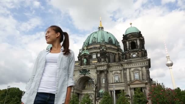 Casual meisje voor Berlin Cathedral — Stockvideo