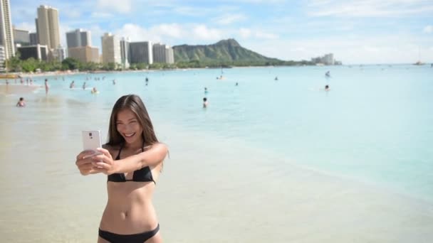 Mujer tomando autorretrato en la playa — Vídeo de stock