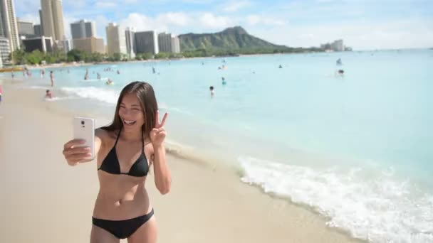 采取与智能手机的自拍照在海滩上的女孩 — 图库视频影像