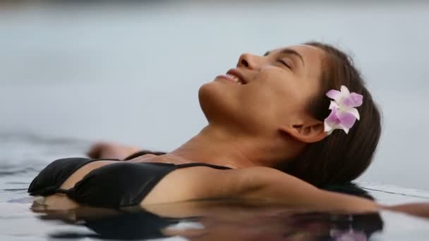 Женщина в роскошном бассейне отеля — стоковое видео