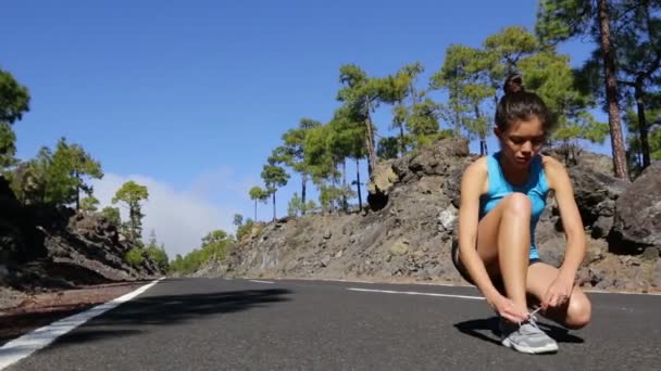 Vrouw koppelverkoop loopschoenen voordat run — Stockvideo