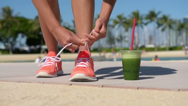 Modelo femenino atando cordones de zapato de running — Vídeo de stock