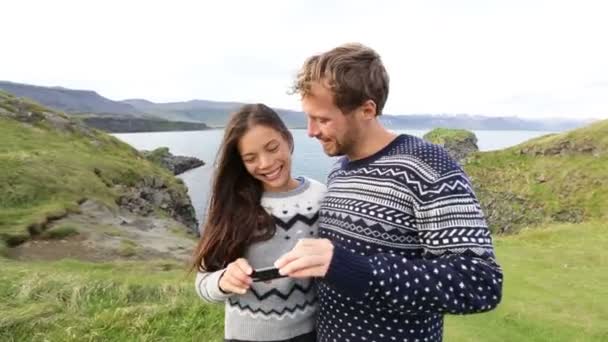夫妇在使用上冰岛的智能手机应用程序 — 图库视频影像
