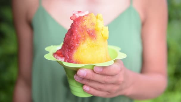 Mujer sosteniendo el postre de hielo afeitado — Vídeo de stock