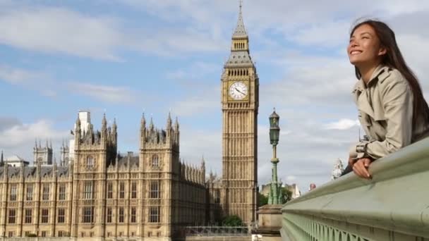 Turista de viajes en Londres — Vídeo de stock