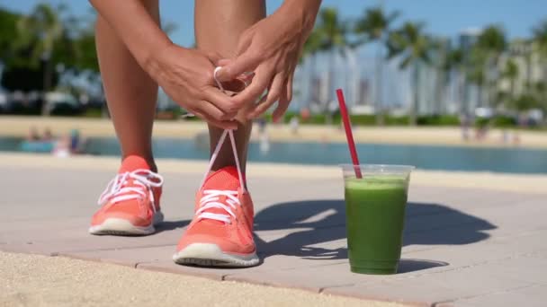 Mulher com smoothie vegetal verde — Vídeo de Stock