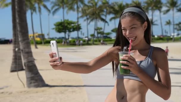 Vrouw drinken groene fruit smoothie — Stockvideo