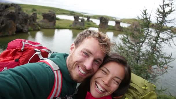 Pareja en el lago Myvatn Islandia — Vídeo de stock