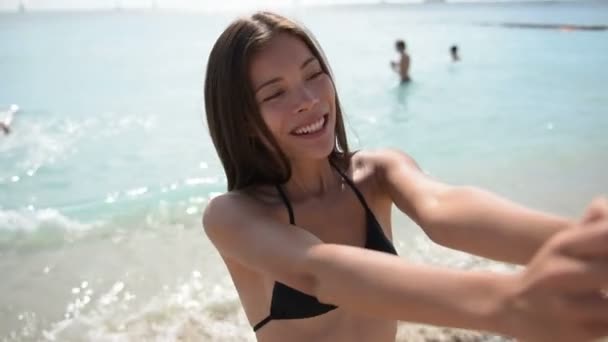 Chica tomando selfie con teléfono inteligente en la playa — Vídeo de stock