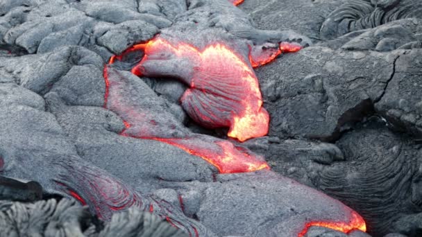 Tekoucí láva ze sopky Kilauea — Stock video
