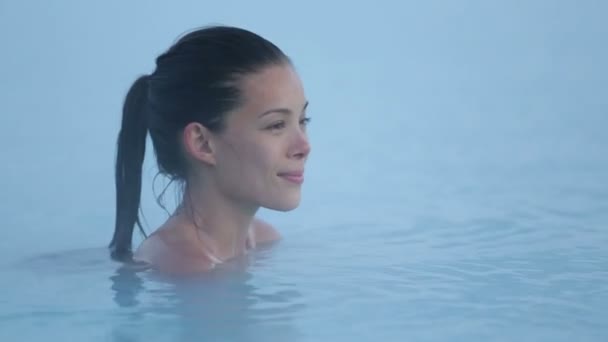 Woman relaxing in geothermal spa on Iceland — Stock Video