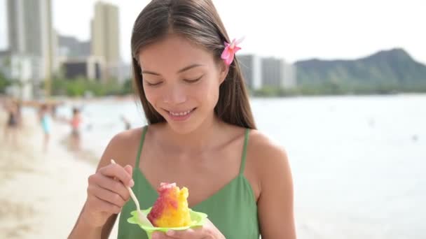 Kobieta jedzenie hawajskie golenie lodu — Wideo stockowe