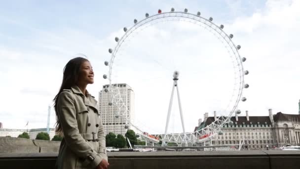 Vrouw kijken weergave in Londen — Stockvideo