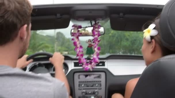Ζευγάρι οδήγηση αυτοκινήτου για Χαβάη ταξίδια — Αρχείο Βίντεο