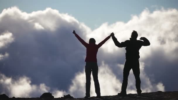 人々 が応援とお祝いをハイキング — ストック動画