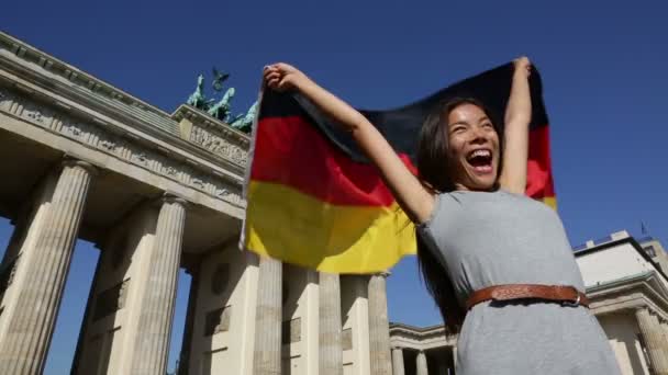 Kadın mutlu Berlin Brandenburger Tor — Stok video