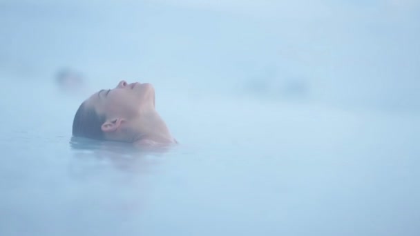 Woman relaxing in hot spring pool — Stock Video