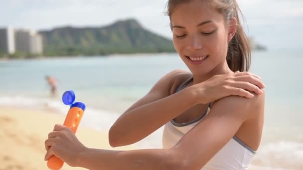 Vrouw toepassing van zonnebrand lotion — Stock videók